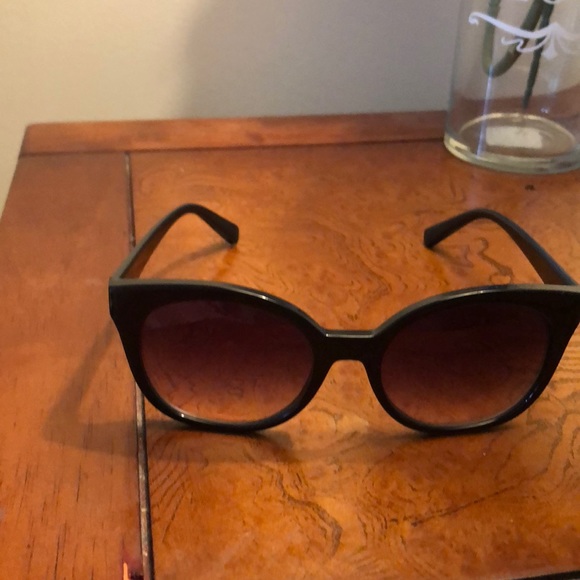 Black Michael Kors sunglasses - Picture 4 of 4